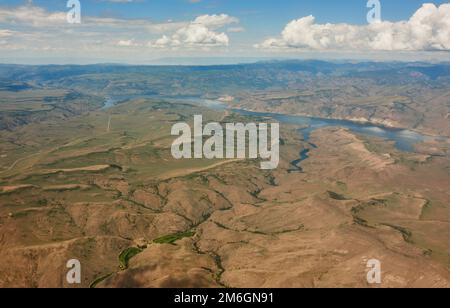 Ein Blick auf Colorado aus der Luft während des Fluges von Crested Butte nach Denver im Sommer Stockfoto