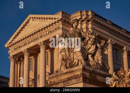 Die wunderschöne Fassade des Chateau de Versailles (Schloss von Versailles) mit goldenen Details in der Nähe von Paris, Frankreich. Herrliches Royal p Stockfoto