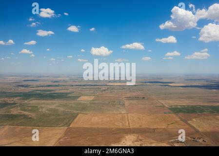 Ein Blick auf Colorado aus der Luft während des Fluges von Crested Butte nach Denver im Sommer Stockfoto