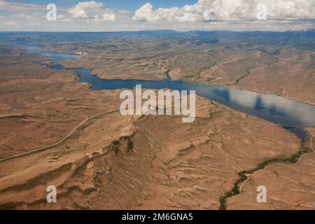 Ein Blick auf Colorado aus der Luft während des Fluges von Crested Butte nach Denver im Sommer Stockfoto