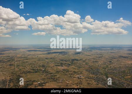 Ein Blick auf Colorado aus der Luft während des Fluges von Crested Butte nach Denver im Sommer Stockfoto