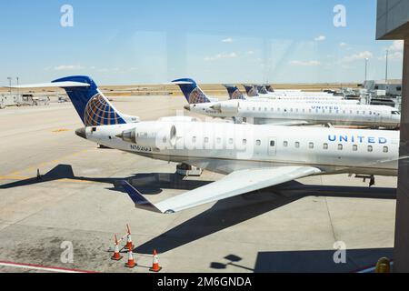 US-Flugzeuge werden am Flughafen Denver in Colorado, USA, vorbereitet. Stockfoto