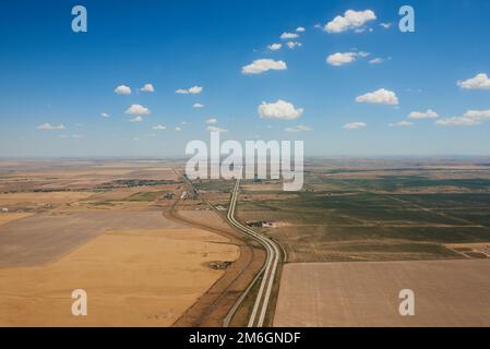 Ein Blick auf Colorado aus der Luft während des Fluges von Crested Butte nach Denver im Sommer Stockfoto