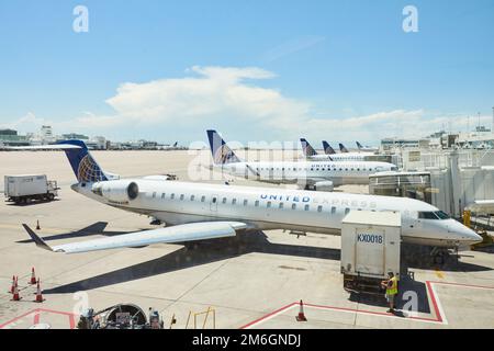 US-Flugzeuge werden am Flughafen Denver in Colorado, USA, vorbereitet. Stockfoto