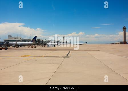 US-Flugzeuge werden am Flughafen Denver in Colorado, USA, vorbereitet. Stockfoto