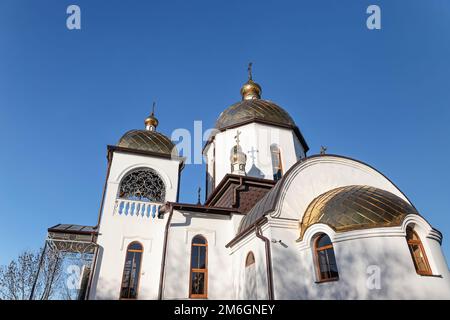 Orthodoxe Kirche mit weißen Lagern, Glockenturm und vergoldeten Kuppeln Stockfoto