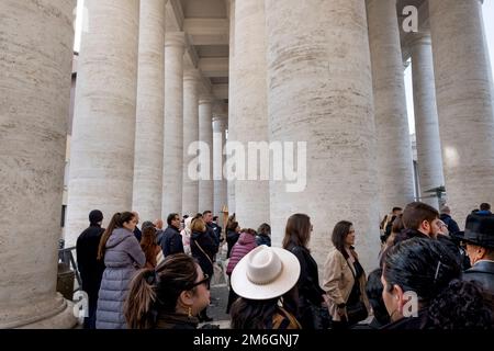 Tausende Katholiken zollen dem ehemaligen Papst Benedikt XVI. Respekt Stockfoto