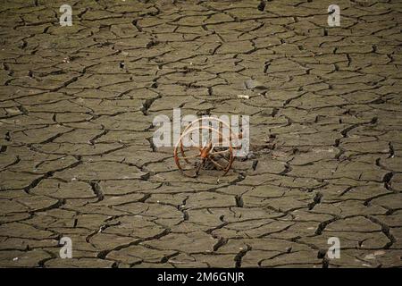 Trockener Boden des Dammes in Liberec - Harcov mit Schlamm Stockfoto