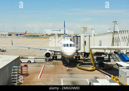 Am Flughafen Denver in Colorado, USA, wird ein united Aircraft vorbereitet. Stockfoto