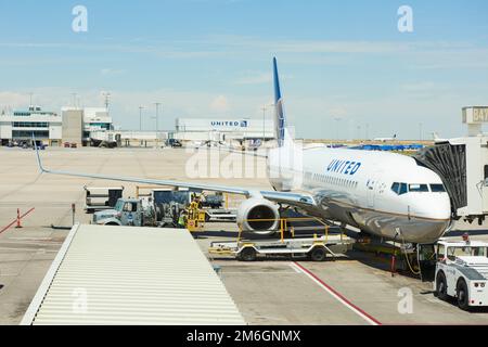 Am Flughafen Denver in Colorado, USA, wird ein united Aircraft vorbereitet. Stockfoto