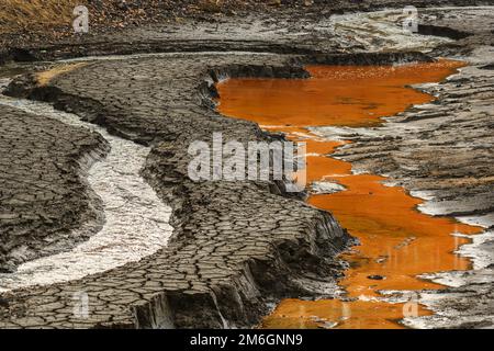 Trockener Boden des Dammes in Liberec - Harcov mit Schlamm Stockfoto