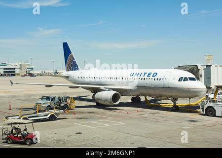 Am Flughafen Denver in Colorado, USA, wird ein united Aircraft vorbereitet. Stockfoto