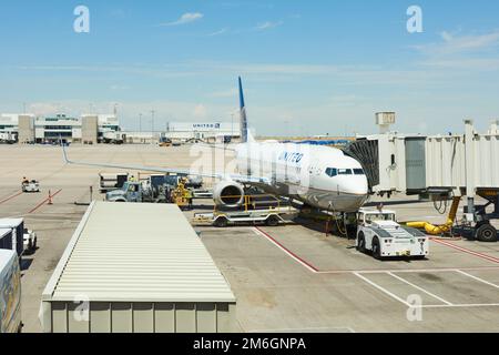 Am Flughafen Denver in Colorado, USA, wird ein united Aircraft vorbereitet. Stockfoto