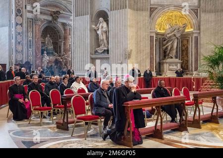 Tausende Katholiken zollen dem ehemaligen Papst Benedikt XVI. Respekt Stockfoto