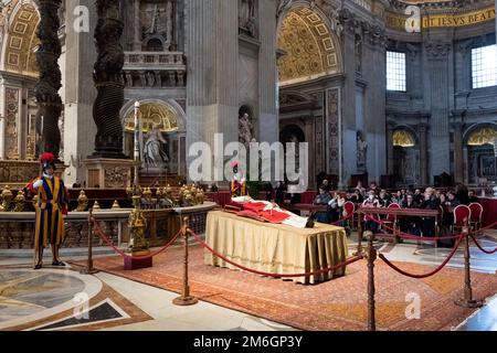 Tausende Katholiken zollen dem ehemaligen Papst Benedikt XVI. Respekt Stockfoto