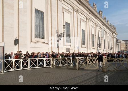 Tausende Katholiken zollen dem ehemaligen Papst Benedikt XVI. Respekt Stockfoto