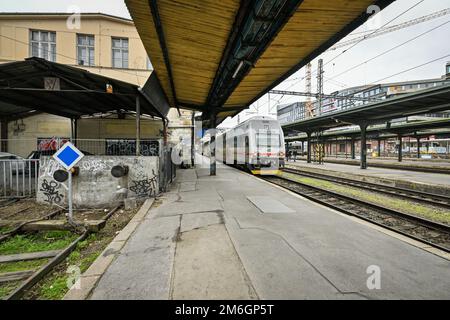 Am 4. Januar 2 wurde in der Nähe des Bahnhofs Masaryk in Prag, Tschechische Republik, ein Bürogebäude mit Verkaufsfläche (rechts hinten) errichtet Stockfoto