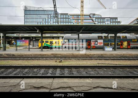 Am 4. Januar 2023 in Prag, Tschechische Republik, wurde im Bau des Bürogebäudes mit Verkaufsfläche (nach hinten) in der Nähe des Bahnhofs Masaryk in Prag, Tschechische Republik, begonnen Stockfoto