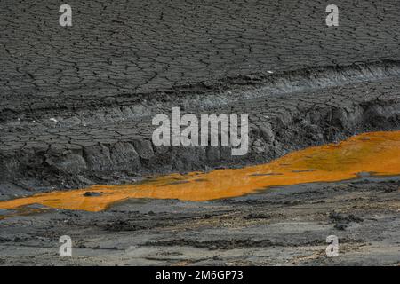 Trockener Boden des Dammes in Liberec - Harcov mit Schlamm Stockfoto