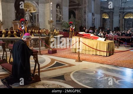 Tausende Katholiken zollen dem ehemaligen Papst Benedikt XVI. Respekt Stockfoto