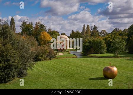 Skulpturen im Schloss Versailles Gärten in der Nähe eines Sees (Chateau de Versailles) in der Nähe von Paris, Frankreich Stockfoto