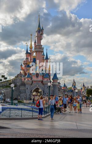 Eine Gruppe von Leuten, die Disneyland an einem bewölkten Tag besuchen Stockfoto