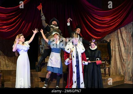 Dessau, Deutschland. 04. Januar 2023. Dieter Hallervorden ist auf der Bühne als König mit Annika Martens, Christiane Zander, Dagmar Biener (von rechts nach links) und Georgios Tsivanoglou und Karsten Kramer (von rechts nach links) im Stück „The King Dies“. Das Stück wird im Zentraldeutschen Theater von Hallervorden in der Marienkirche in Dessau aufgeführt. Kredit: Heiko Rebsch/dpa/Alamy Live News Stockfoto