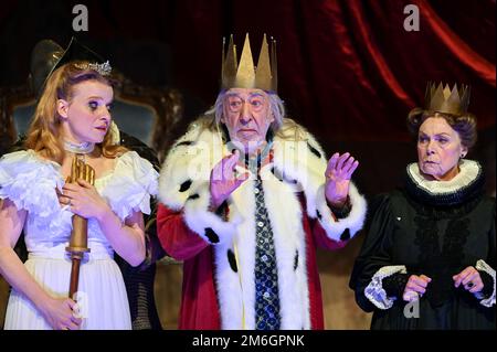 Dessau, Deutschland. 04. Januar 2023. Dieter Hallervorden als König und Annika Martens als Maria, die zweite Königin, und Dagmar Biener als Margaret, die erste Königin im Stück "der König stirbt". Das Stück wird im Zentraldeutschen Theater von Hallervorden in der Marienkirche in Dessau aufgeführt. Kredit: Heiko Rebsch/dpa/Alamy Live News Stockfoto