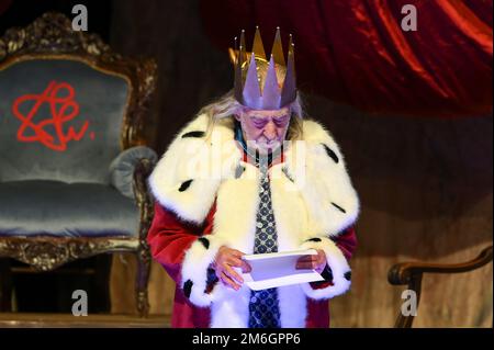 Dessau, Deutschland. 04. Januar 2023. Dieter Hallervorden erlernt Zeilen für seine Rolle als König im Stück 'der König tot. Das Stück wird im Zentraldeutschen Theater von Hallervorden in der Marienkirche in Dessau aufgeführt. Kredit: Heiko Rebsch/dpa/Alamy Live News Stockfoto