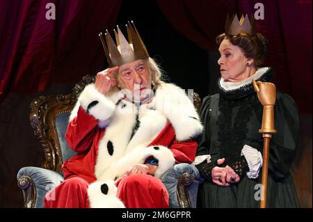 Dessau, Deutschland. 04. Januar 2023. Dieter Hallervorden und Dagmar Biener als Margarete, die erste Königin, im Stück 'der König tot. Das Stück wird im Zentraldeutschen Theater von Hallervorden in der Marienkirche in Dessau aufgeführt. Kredit: Heiko Rebsch/dpa/Alamy Live News Stockfoto