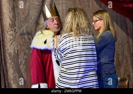 Dessau, Deutschland. 04. Januar 2023. Dieter Hallervorden ist für seine Rolle im Stück "der König stirbt" gekleidet. Das Stück wird im Zentraldeutschen Theater von Hallervorden in der Marienkirche in Dessau aufgeführt. Kredit: Heiko Rebsch/dpa/Alamy Live News Stockfoto