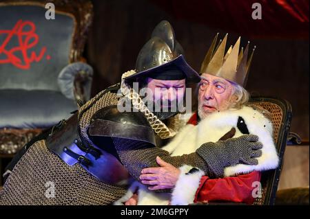 Dessau, Deutschland. 04. Januar 2023. Dieter Hallervorden (r) und Georgios Tsivanoglou als Wächter im Stück „der König stirbt“. Das Stück wird im Zentraldeutschen Theater von Hallervorden in der Marienkirche in Dessau aufgeführt. Kredit: Heiko Rebsch/dpa/Alamy Live News Stockfoto