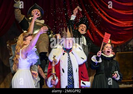 Dessau, Deutschland. 04. Januar 2023. Dieter Hallervorden ist auf der Bühne als König mit Annika Martens, Christiane Zander, Dagmar Biener (von rechts nach links) und Georgios Tsivanoglou und Karsten Kramer (von rechts nach links) im Stück „The King Dies“. Das Stück wird im Zentraldeutschen Theater von Hallervorden in der Marienkirche in Dessau aufgeführt. Kredit: Heiko Rebsch/dpa/Alamy Live News Stockfoto