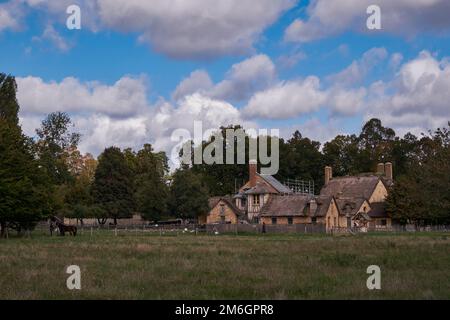 QueenÂ€™s Hamlet (Le Hameau de la reine) - Landhausgebäude - Marie-Antoinette in den Gärten des Schlosses Versailles (Schloss de Ver Stockfoto