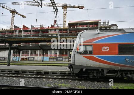 Am 4. Januar 2023 in Prag, Tschechische Republik, wurde im Bau des Bürogebäudes mit Verkaufsfläche (nach hinten) in der Nähe des Bahnhofs Masaryk in Prag, Tschechische Republik, begonnen Stockfoto