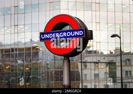 Das berühmte Schild der Londoner U-Bahn ist im Zentrum von London, Großbritannien, zu sehen Stockfoto