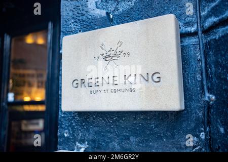 London - Dezember 2022: Greene King-Schild auf Pub in Earls Court, Kensington. Große britische Brauerei- und Pub-Einzelhandelskette Stockfoto