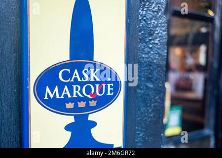 London - Dezember 2022: Cask Marque Trust-Schild am Greene King Pub in Earls Court, Kensington. Stockfoto