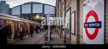 London - Dezember 2022: West Brompton Station in Kensington, West London. U-Bahn- und U-Bahn-Station der District Line Stockfoto