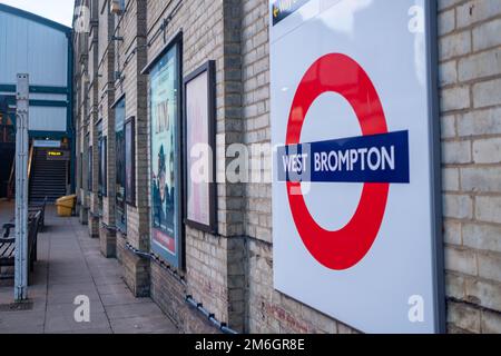 London - Dezember 2022: West Brompton Station in Kensington, West London. U-Bahn- und U-Bahn-Station der District Line Stockfoto