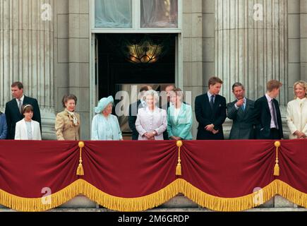 Königin Elizabeth die Königinmutter feiert ihren 100. Geburtstag auf dem Balkon des Buckingham Palace, London, England, Großbritannien, 04. August 2000. Stockfoto