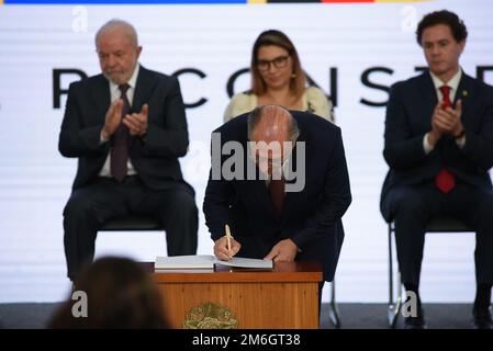 Brasilia, Brasilien. 4. Januar 2023. Brasília, DF - 04.01.2023: LULA PARTICIPA POSSE DO ALCKMIN MINISTRO - an diesem Mittwoch (4) tritt Vizepräsident Geraldo Alckmin als Minister für Industrie und Handel in Anwesenheit von Präsident Lula bei der Zeremonie im Planalto-Palast sein Amt an. (Foto: Ton Molina/Fotoarena) Kredit: Foto Arena LTDA/Alamy Live News Stockfoto