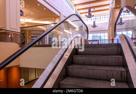 Rolltreppen in einem geschlossenen Einkaufszentrum. Stockfoto