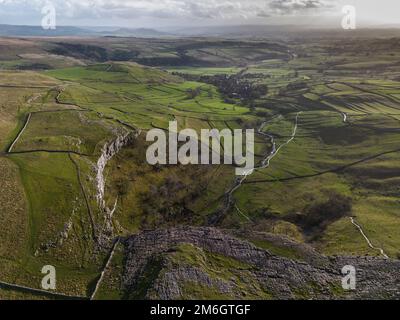 Luftaufnahme des Kalksteinpflasters auf dem Gipfel der Malham Cove Stockfoto