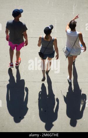Touristen erkundigen sich nach einer Bootsfahrt an einem sonnigen Tag auf dem Flusspaziergang in Chicago Stockfoto