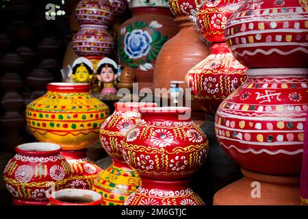 Wunderschöne rote indische Töpfe in Weiß, Grün und Gelb mit Blumen und Linien Stockfoto