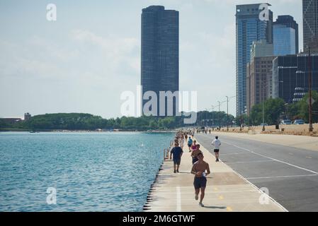 Läufer trainieren am Ufer des Sees in Chicago Stockfoto