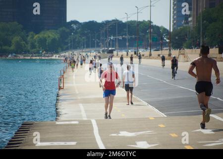 Läufer trainieren am Ufer des Sees in Chicago Stockfoto