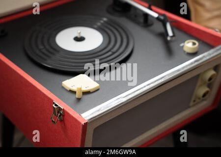 Ein roter Plattenspieler Stockfoto