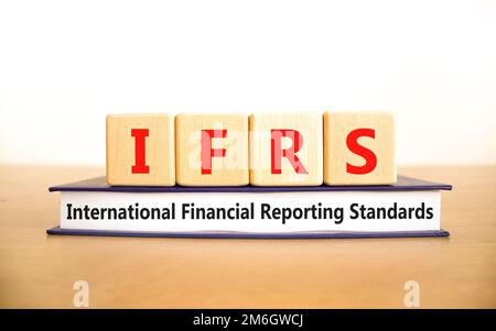 IFRS-Symbol. Konzeptbegriffe IFRS International Financial Reporting Standards auf Block auf wunderschönem weißen Hintergrund. Geschäfte IFRS International Financ Stockfoto
